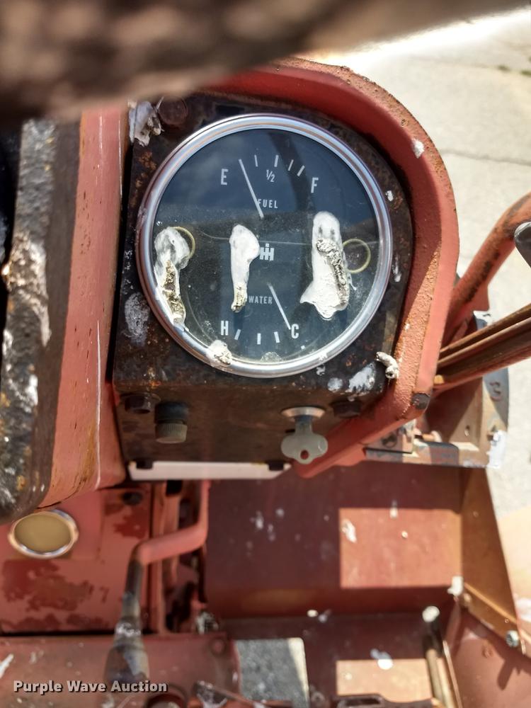 image for item FG9319 1964 International 806 tractor