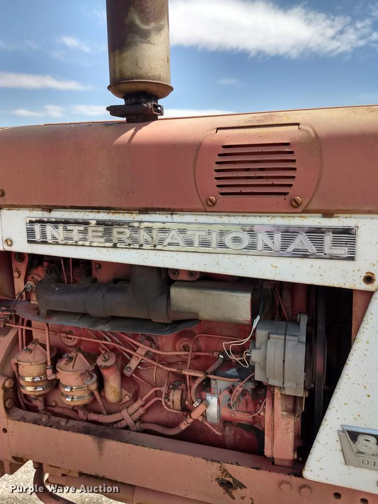 image for item FG9319 1964 International 806 tractor