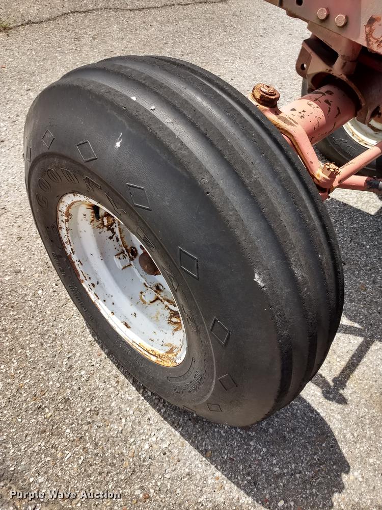 image for item FG9319 1964 International 806 tractor