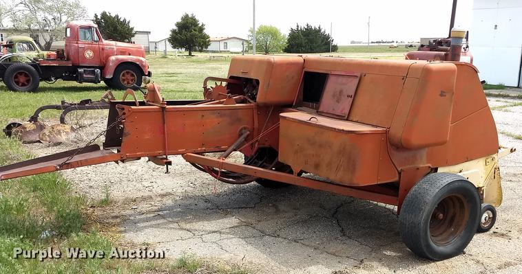 image for item FG9320 New Holland Super Hayliner 78 small square baler