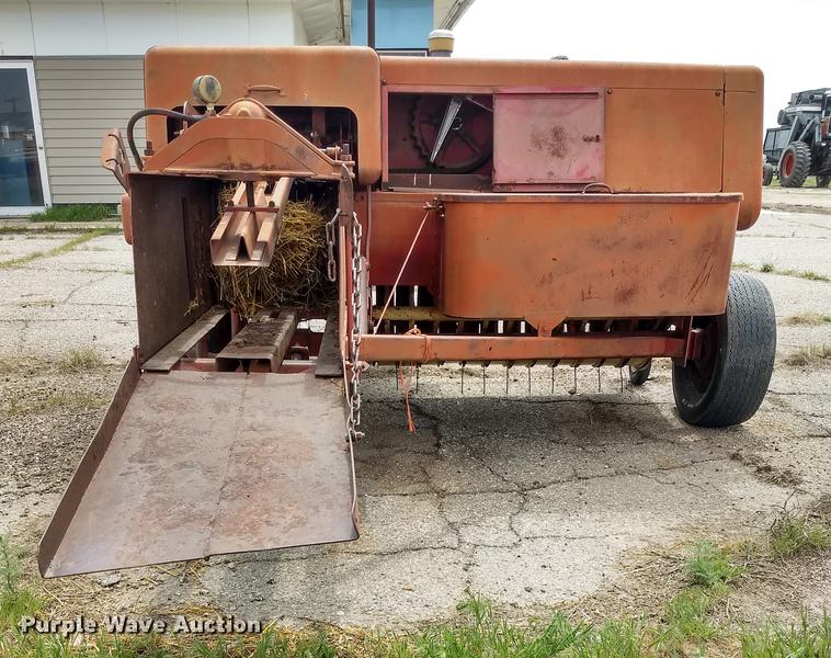 image for item FG9320 New Holland Super Hayliner 78 small square baler