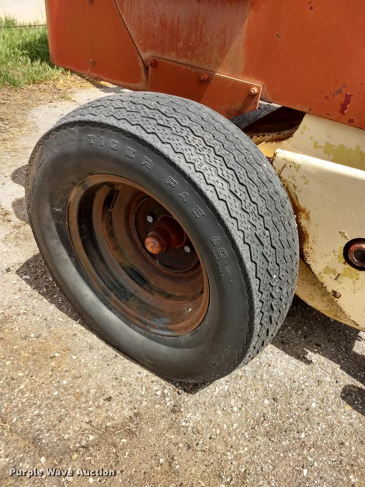 image for item FG9320 New Holland Super Hayliner 78 small square baler