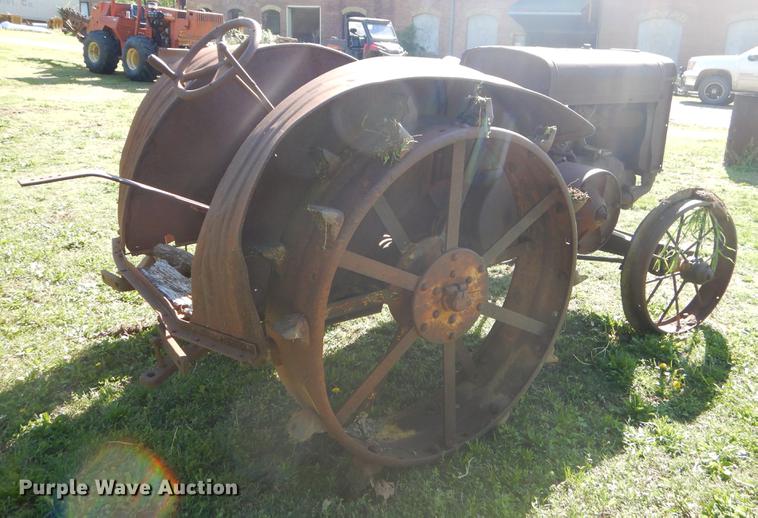 image for item FH9362 1926 John Deere D tractor