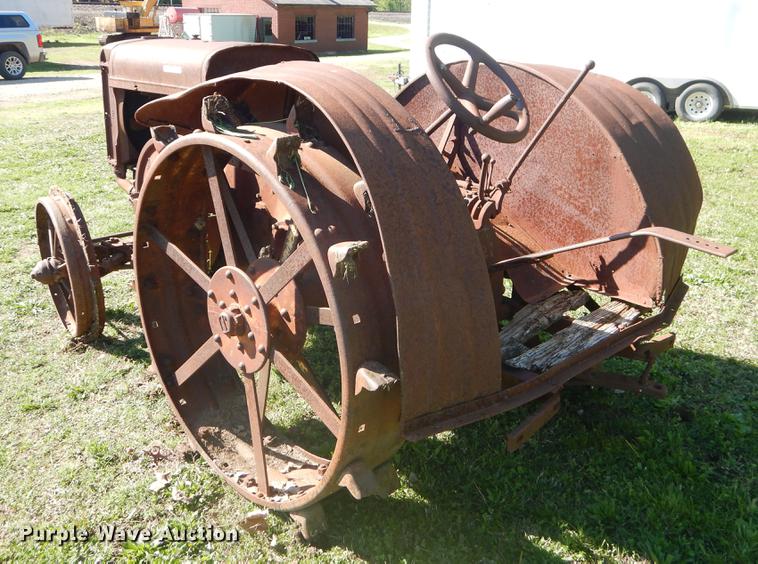 image for item FH9362 1926 John Deere D tractor