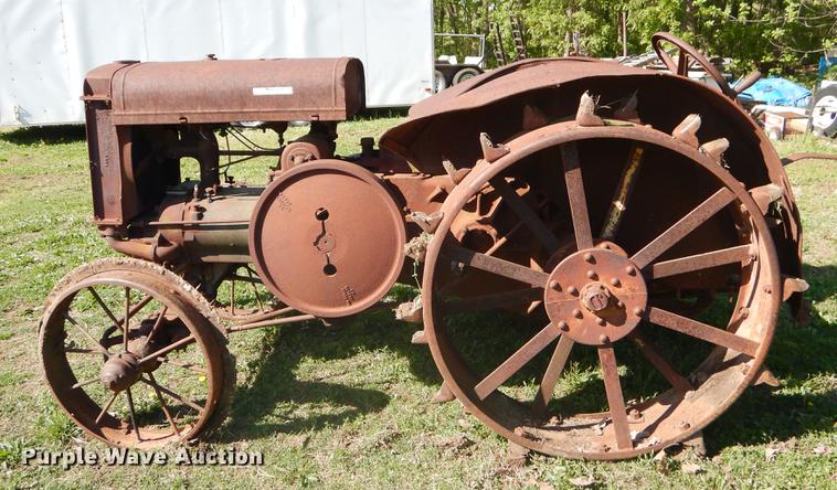 image for item FH9362 1926 John Deere D tractor