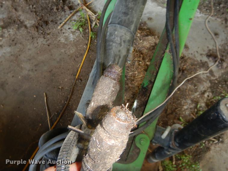 image for item FH9369 2008 John Deere 568 round baler