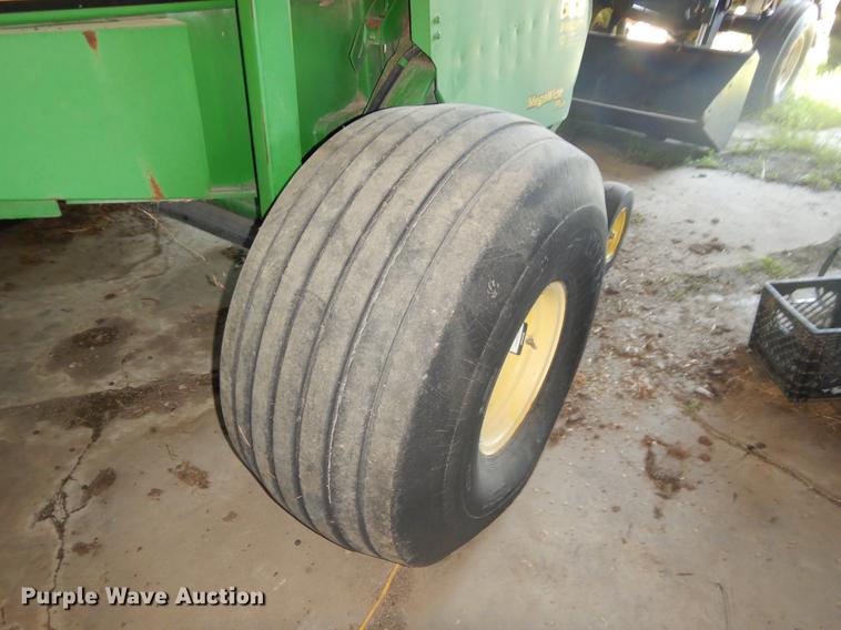 image for item FH9369 2008 John Deere 568 round baler