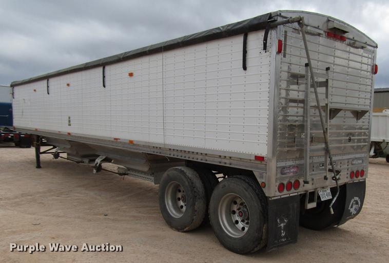 image for item FJ9648 2005 Wilson Pace Setter double hopper bottom grain trailer