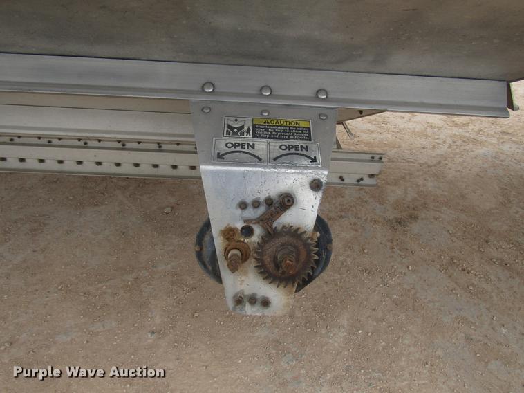 image for item FJ9648 2005 Wilson Pace Setter double hopper bottom grain trailer