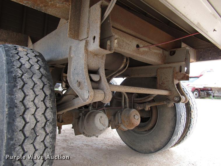 image for item FJ9648 2005 Wilson Pace Setter double hopper bottom grain trailer