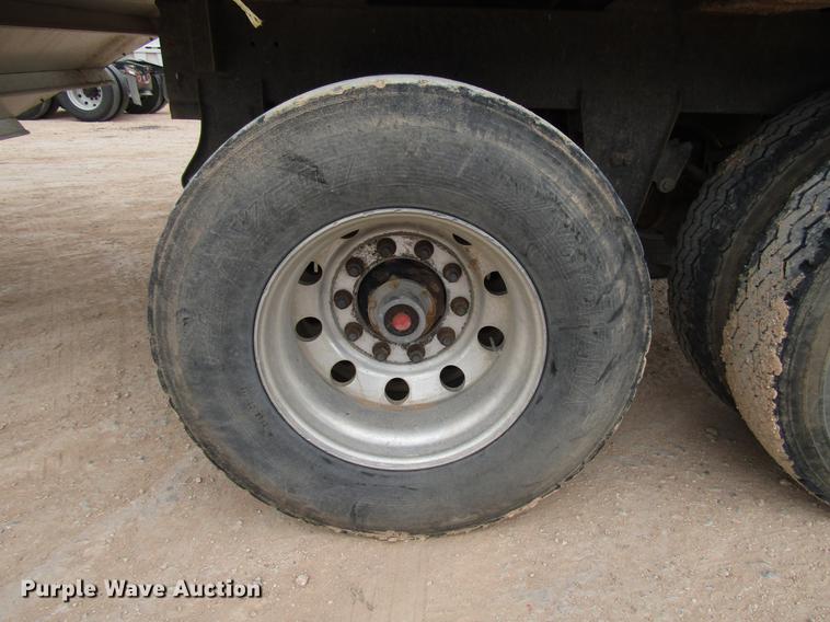 image for item FJ9648 2005 Wilson Pace Setter double hopper bottom grain trailer