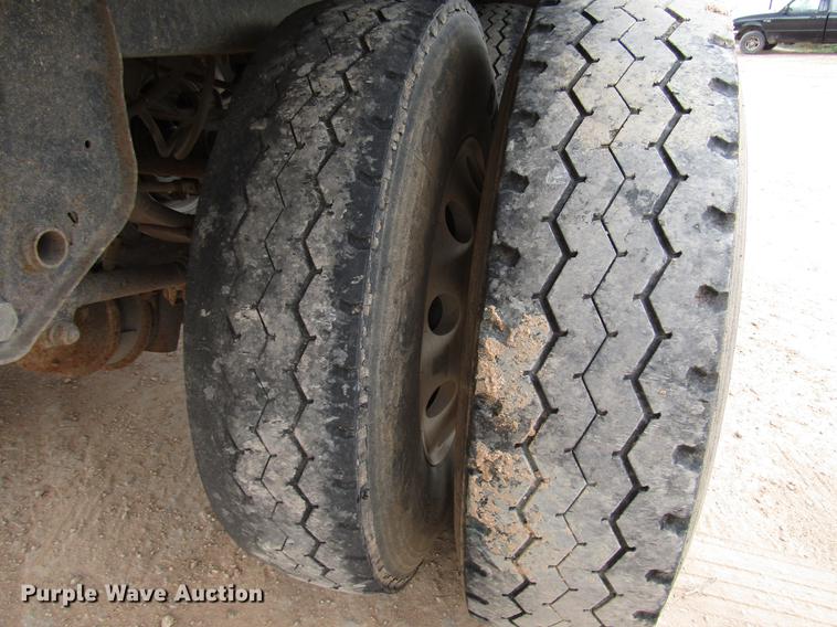 image for item FJ9648 2005 Wilson Pace Setter double hopper bottom grain trailer