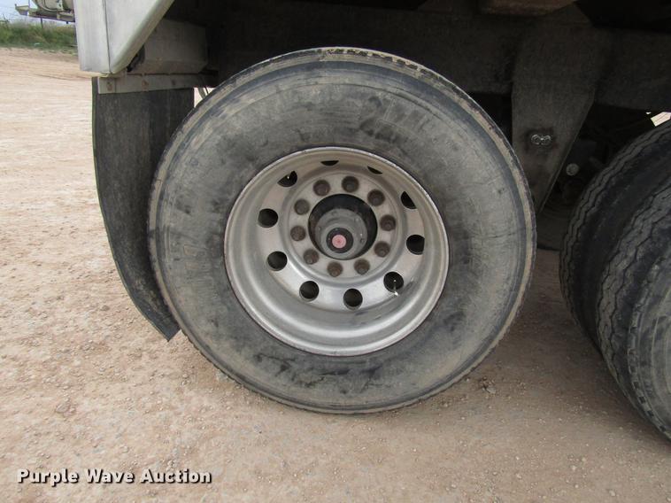 image for item FJ9648 2005 Wilson Pace Setter double hopper bottom grain trailer