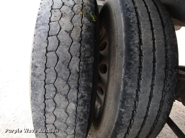 image for item FJ9648 2005 Wilson Pace Setter double hopper bottom grain trailer