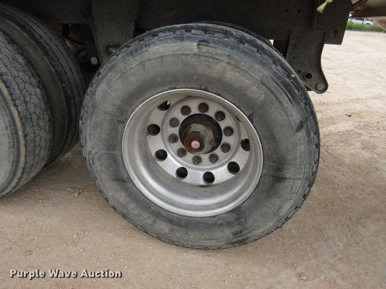 image for item FJ9648 2005 Wilson Pace Setter double hopper bottom grain trailer