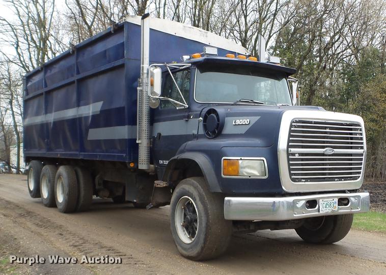 image for item FM9316 1993 Ford L9000 grain truck