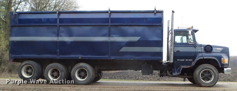 image for item FM9316 1993 Ford L9000 grain truck