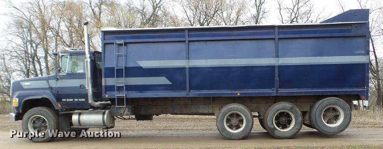 image for item FM9316 1993 Ford L9000 grain truck