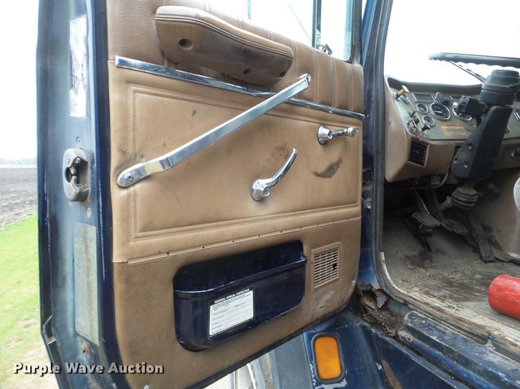image for item FM9316 1993 Ford L9000 grain truck