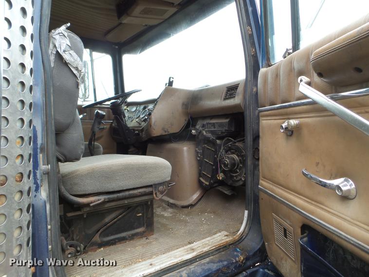 image for item FM9316 1993 Ford L9000 grain truck