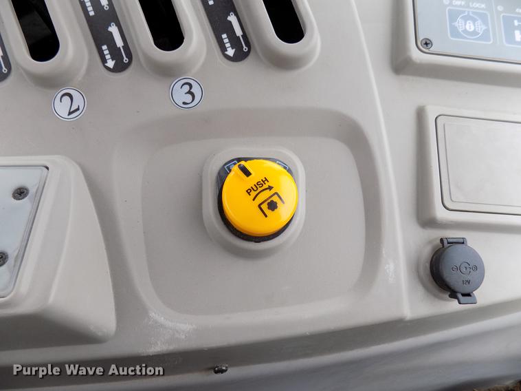 image for item DB9697 2016 Mahindra 105P MFWD tractor