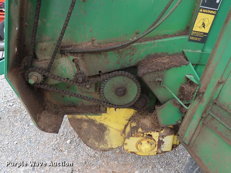 image for item DG3429 John Deere 375 round baler