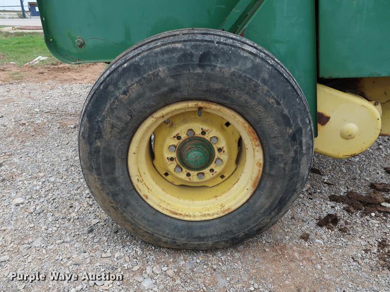 image for item DG3429 John Deere 375 round baler