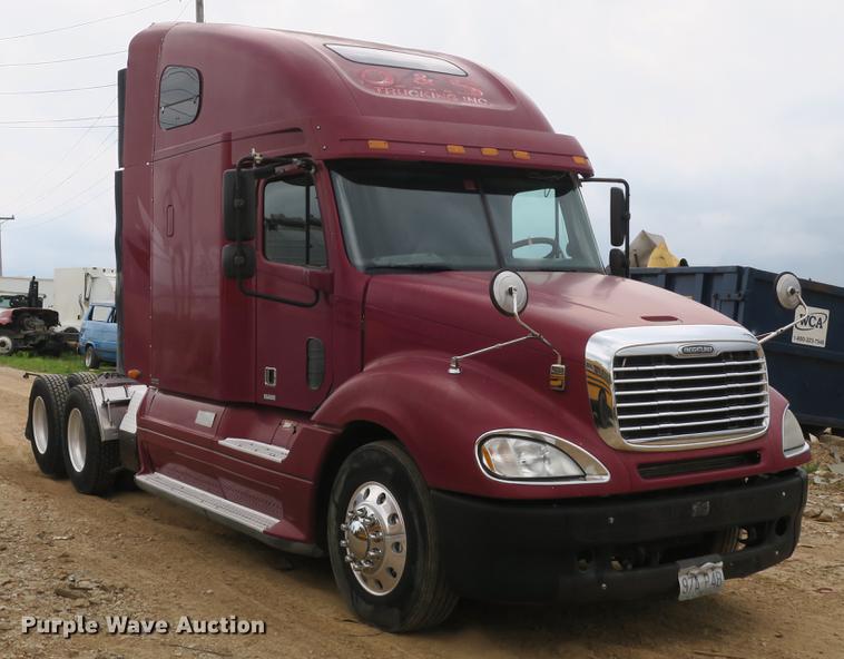 image for item DB8788 2003 Freightliner Columbia semi truck