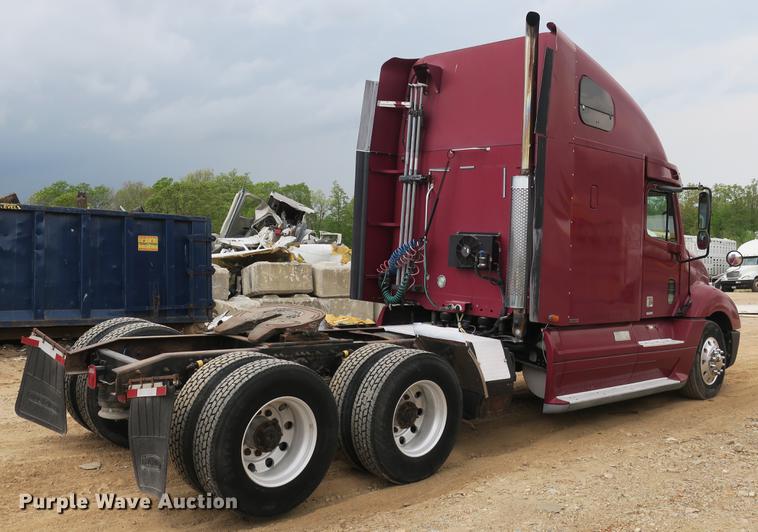 image for item DB8788 2003 Freightliner Columbia semi truck