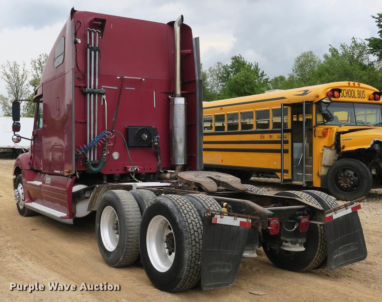 image for item DB8788 2003 Freightliner Columbia semi truck