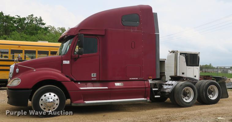 image for item DB8788 2003 Freightliner Columbia semi truck