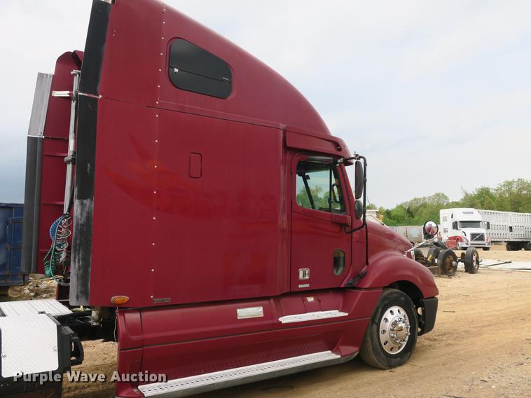 image for item DB8788 2003 Freightliner Columbia semi truck