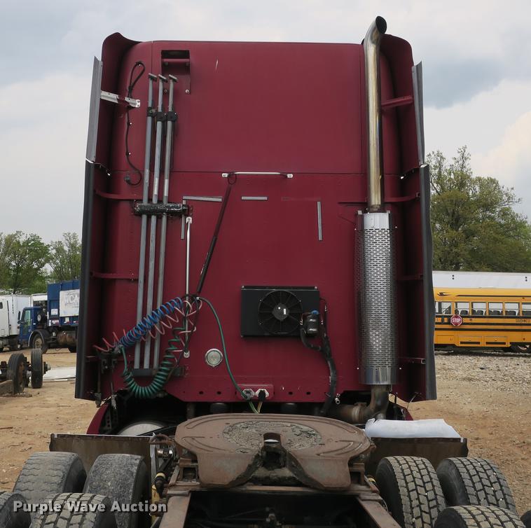 image for item DB8788 2003 Freightliner Columbia semi truck