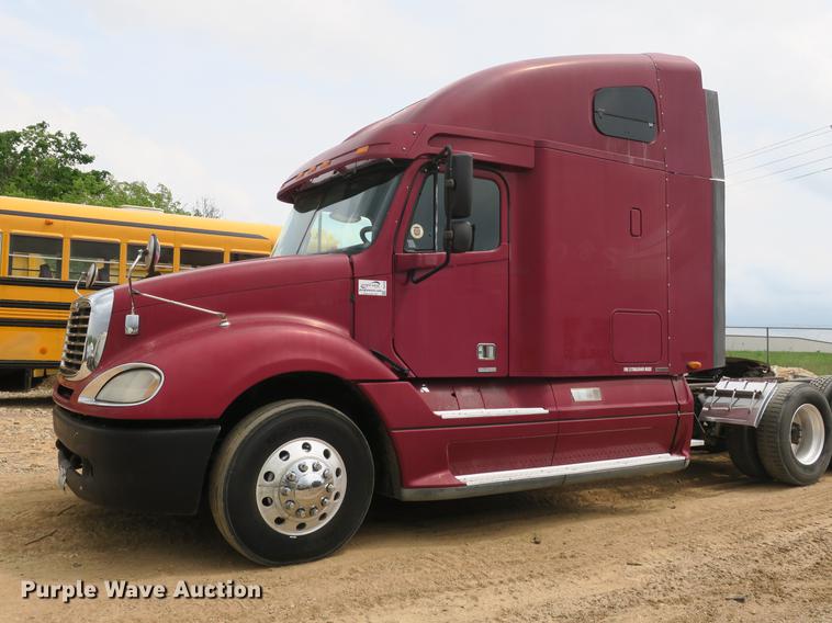 image for item DB8788 2003 Freightliner Columbia semi truck