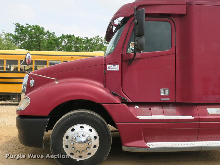 image for item DB8788 2003 Freightliner Columbia semi truck