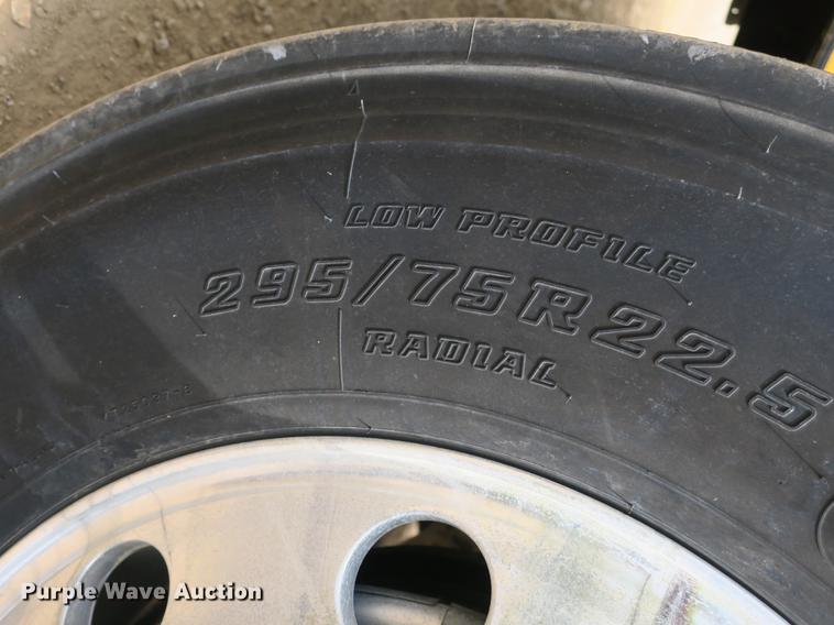 image for item DB8788 2003 Freightliner Columbia semi truck