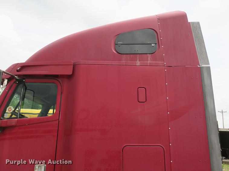 image for item DB8788 2003 Freightliner Columbia semi truck