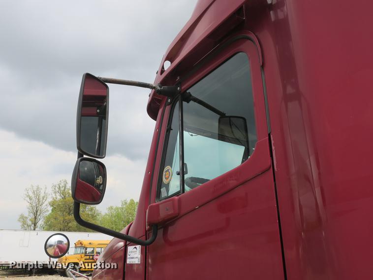 image for item DB8788 2003 Freightliner Columbia semi truck