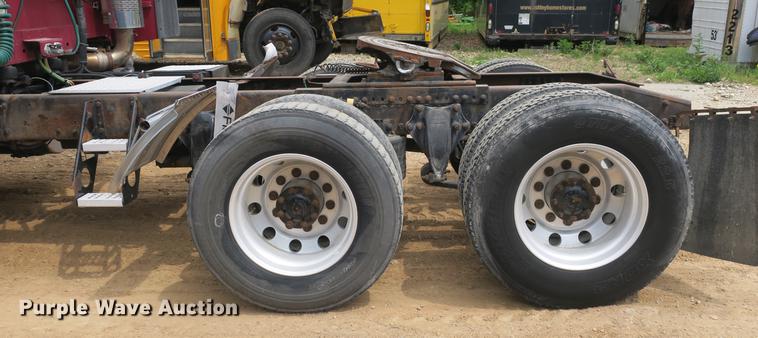 image for item DB8788 2003 Freightliner Columbia semi truck