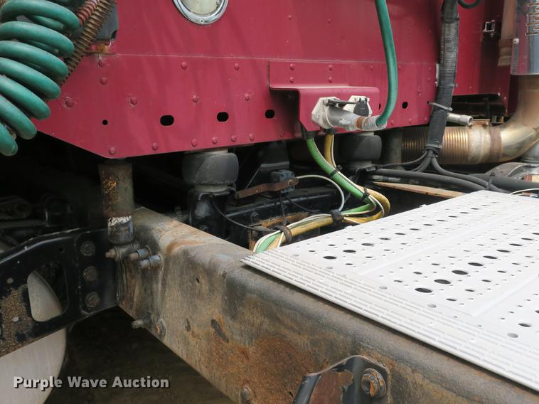 image for item DB8788 2003 Freightliner Columbia semi truck