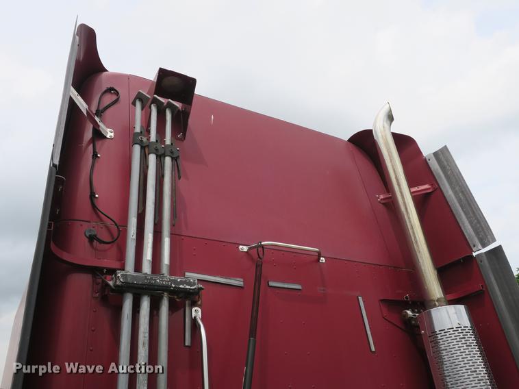 image for item DB8788 2003 Freightliner Columbia semi truck