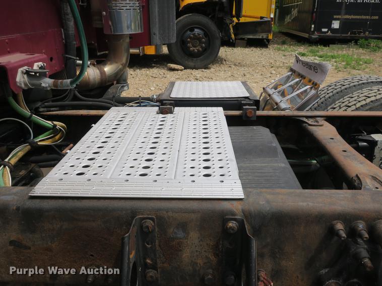 image for item DB8788 2003 Freightliner Columbia semi truck