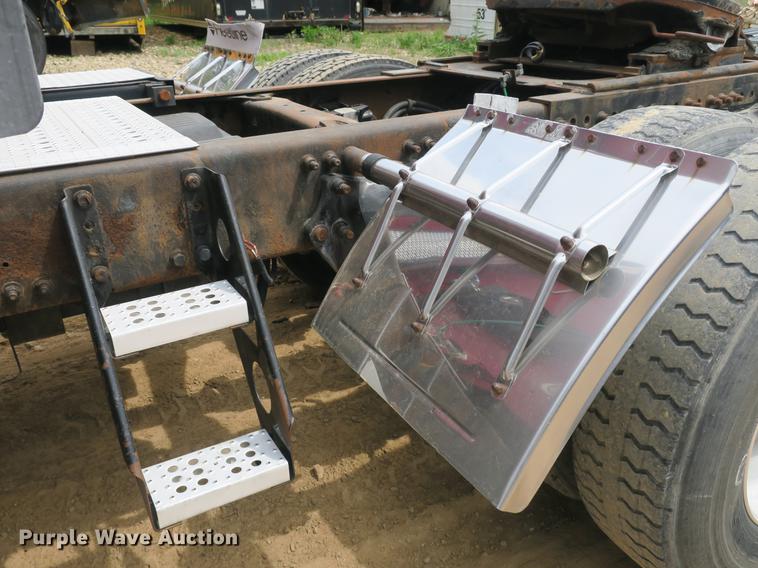 image for item DB8788 2003 Freightliner Columbia semi truck