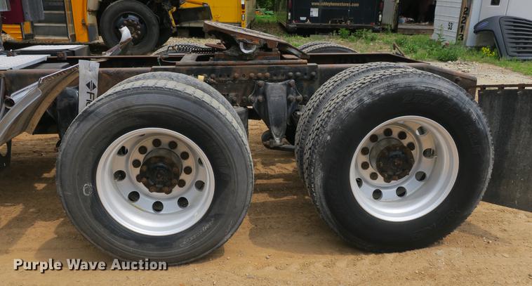 image for item DB8788 2003 Freightliner Columbia semi truck