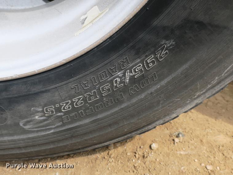 image for item DB8788 2003 Freightliner Columbia semi truck