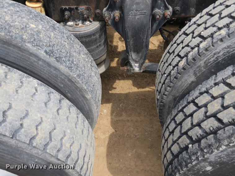 image for item DB8788 2003 Freightliner Columbia semi truck