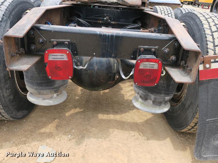 image for item DB8788 2003 Freightliner Columbia semi truck