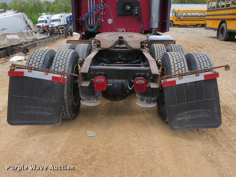 image for item DB8788 2003 Freightliner Columbia semi truck