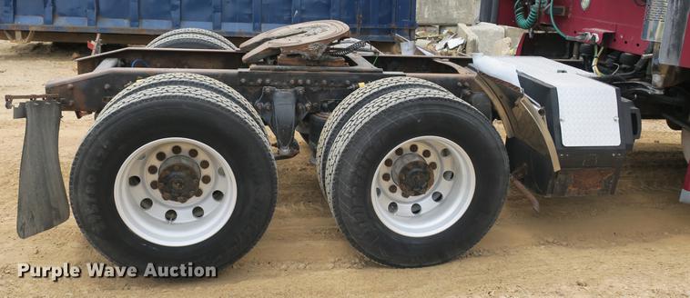 image for item DB8788 2003 Freightliner Columbia semi truck