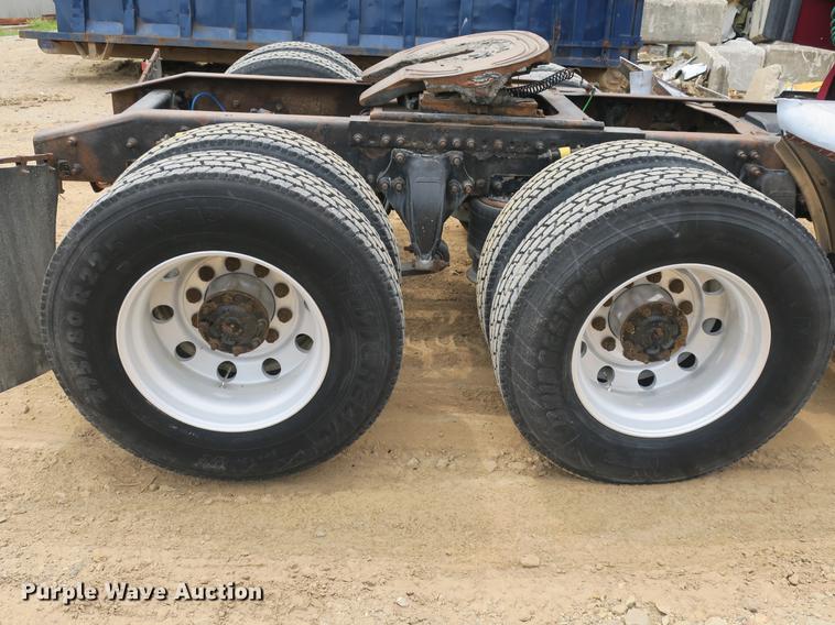 image for item DB8788 2003 Freightliner Columbia semi truck